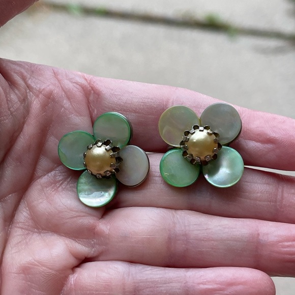 Vintage Abalone Shell Flower Screw Back Earrings - Picture 3 of 6